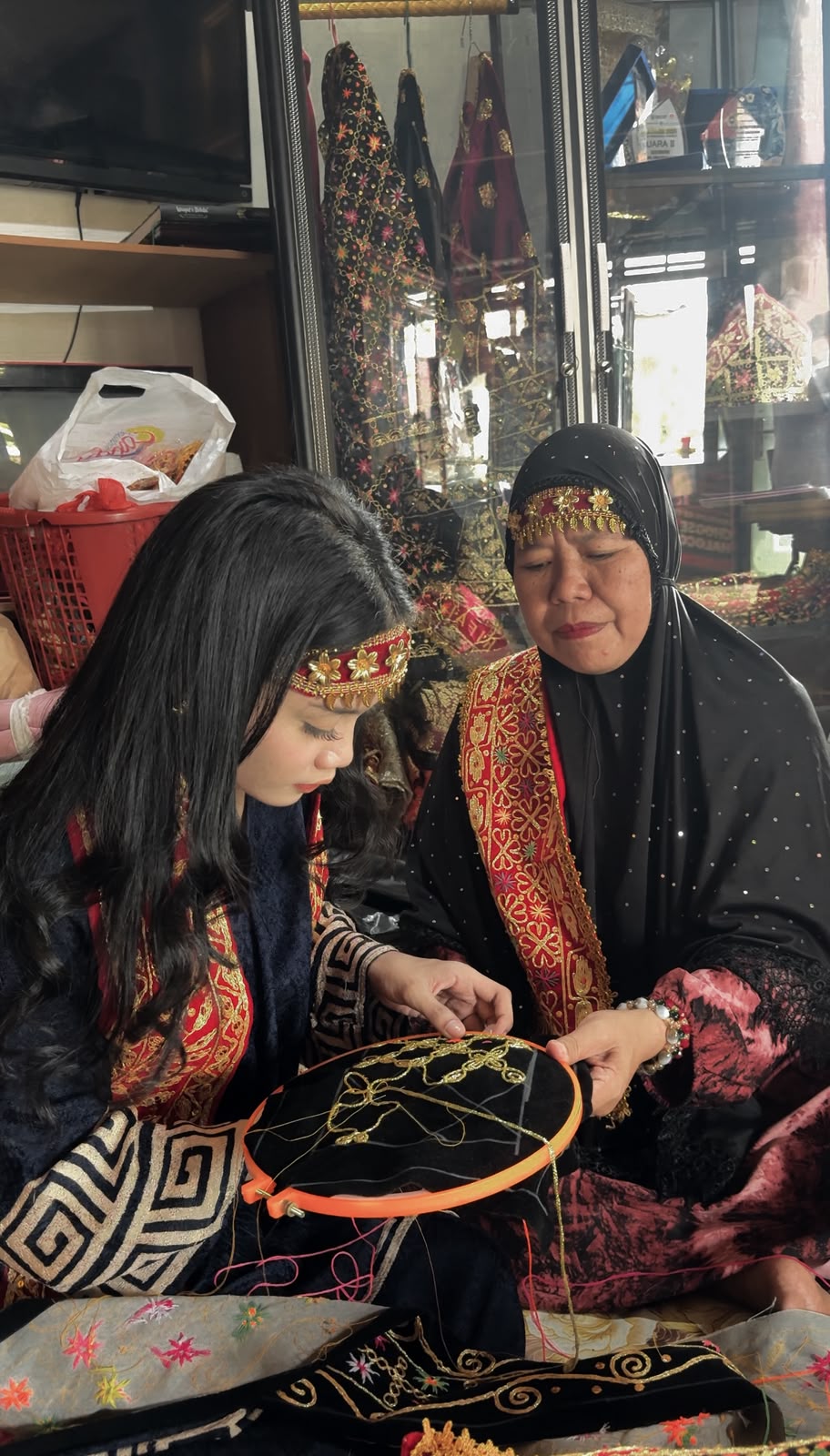 Bimbingan langsung maestro perajin sepuh kepada Balqis Putri Indira Duta Pariwisata Sumatera Selatan